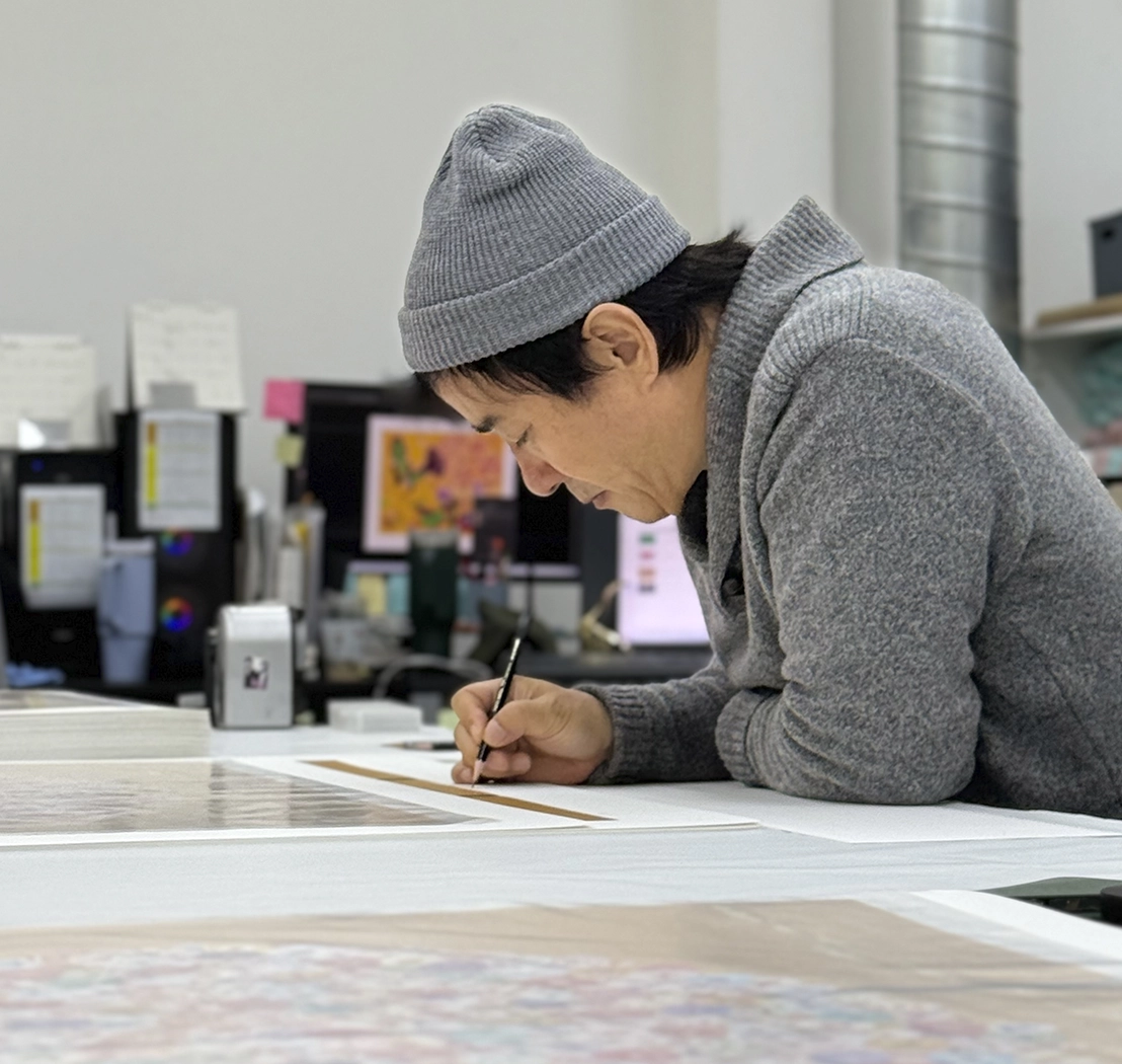 이수동 작가 싸인하는 모습